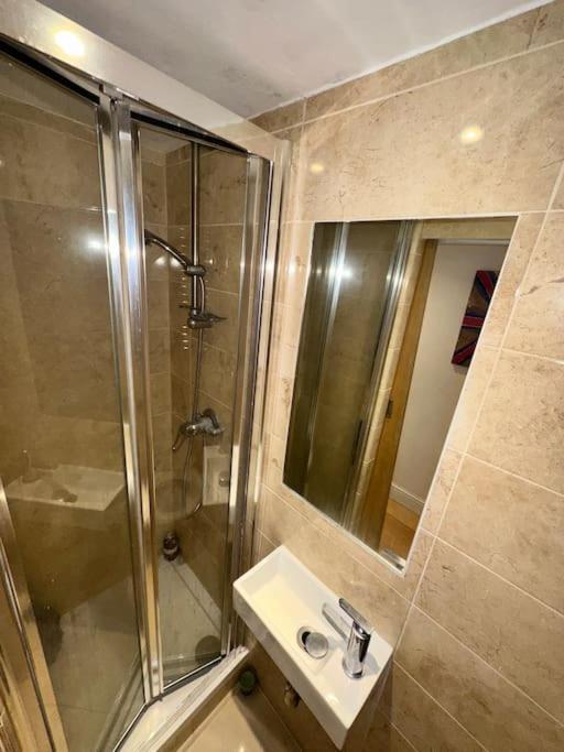 Grade Ii Listed Balconied 3-bed Mezzanine Kensington Flat Appartamento
