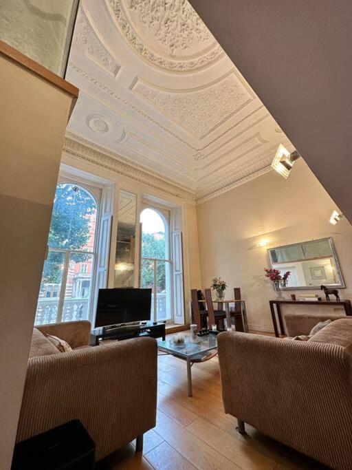 Grade Ii Listed Balconied 3-bed Mezzanine Kensington Flat