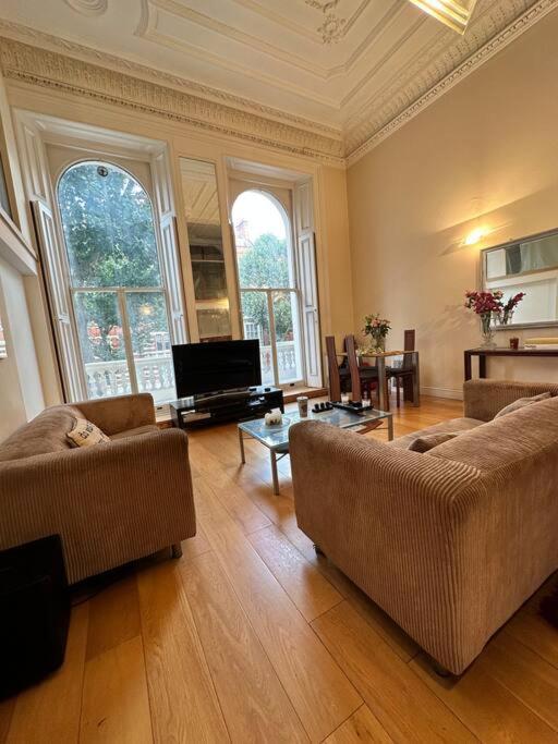 Grade Ii Listed Balconied 3-bed Mezzanine Kensington Flat Appartamento *
