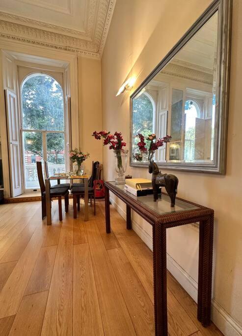 Grade Ii Listed Balconied 3-bed Mezzanine Kensington Flat Appartamento Londra