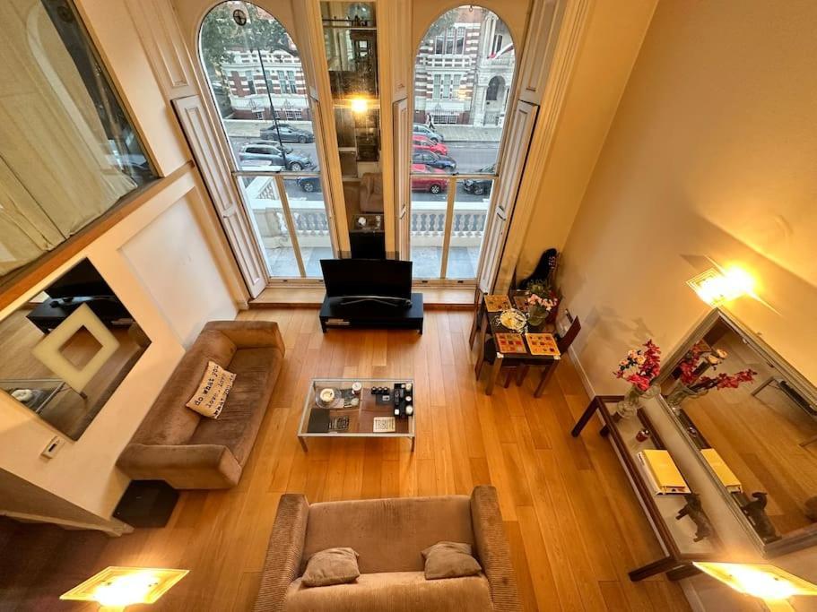 Grade Ii Listed Balconied 3-bed Mezzanine Kensington Flat Appartamento Londra