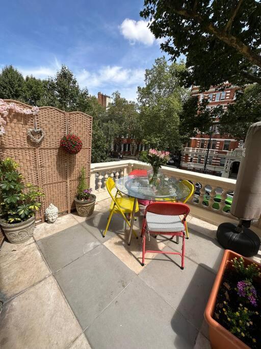 Appartamento Grade Ii Listed Balconied 3-bed Mezzanine Kensington Flat Londra